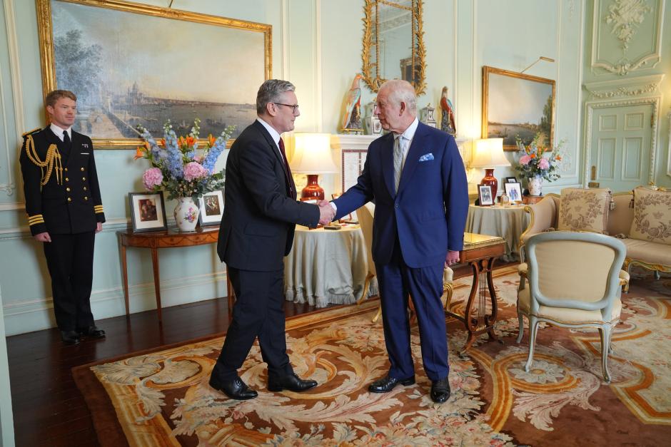 El Rey Carlos III con Sir Keir Starmer en el Palacio de Buckingham