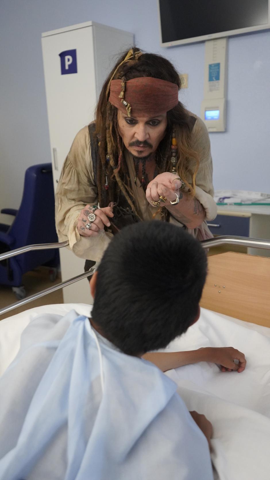 El capitán Jack Sparrow, encarnado por el actor Johnny Depp, ha visitado este jueves a los niños y las niñas ingresadas en el Hospital Universitario Donostia de Osakidetza. EFE/Irekia ***SOLO USO EDITORIAL/SOLO DISPONIBLE PARA ILUSTRAR LA NOTICIA QUE ACOMPAÑA (CRÉDITO OBLIGATORIO)***