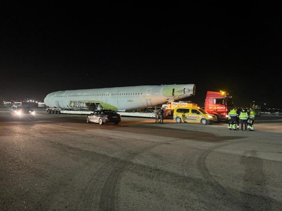 Imagen del traslado de un Boeing 707 del Ejército del Aire en desuso a la Universidad Rey Juan Carlos