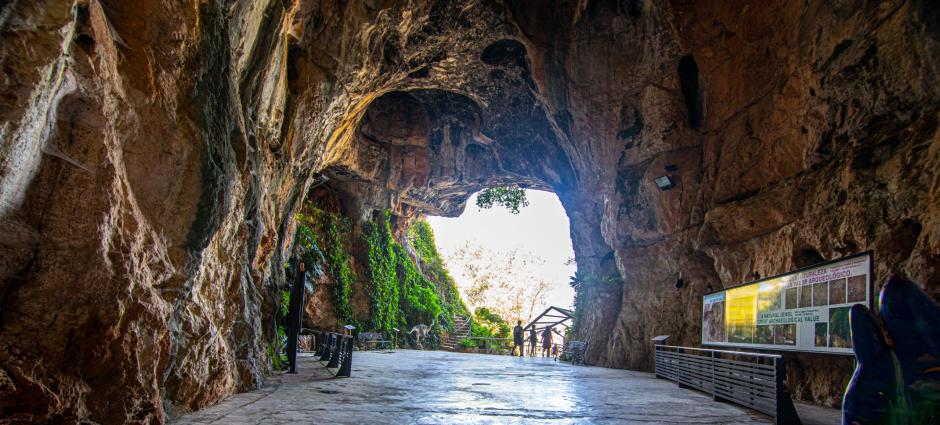 Entrada a la cueva de las calaveras, en Benidoleig (Alicante)