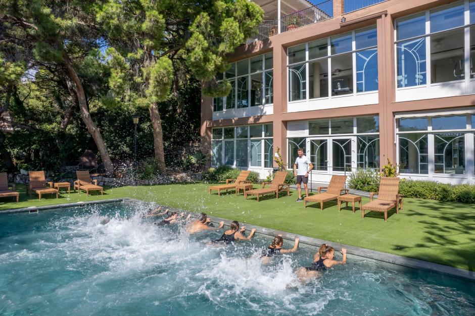 Imagen de una de las actividades físicas realizadas en el balneario Palasiet, Benicasim