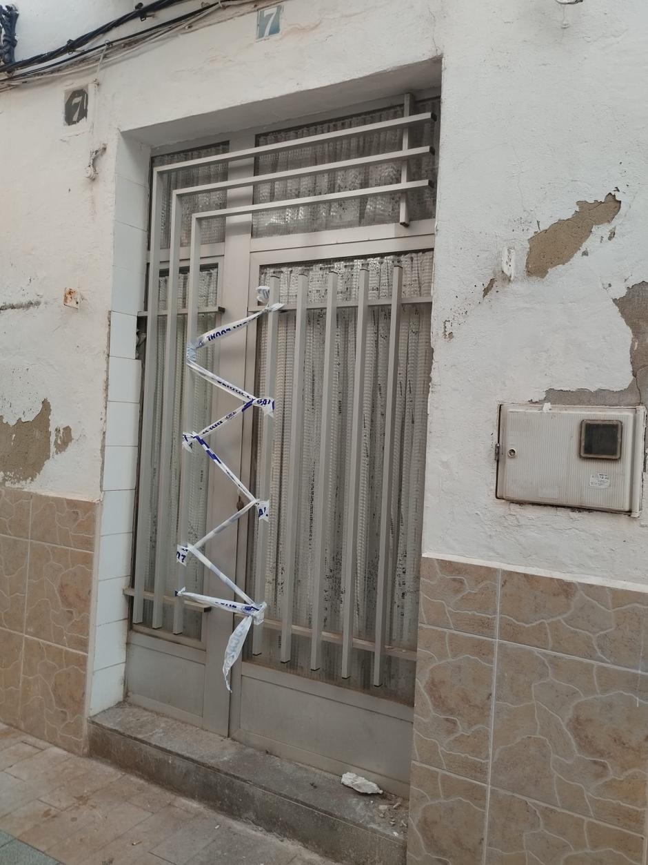 Imagen de una vivienda en Burriana, con la verja y ventana rotas para intentar entrar a okuparla