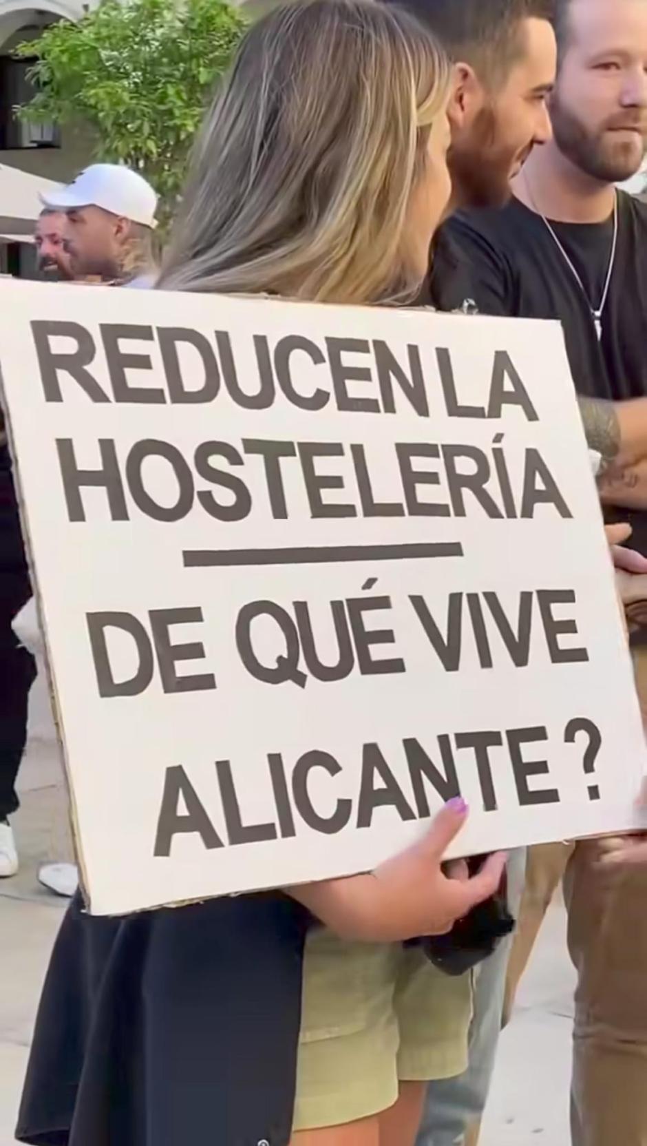 Manifestante con un cartel en la protesta frente al Ayuntamiento de Alicante