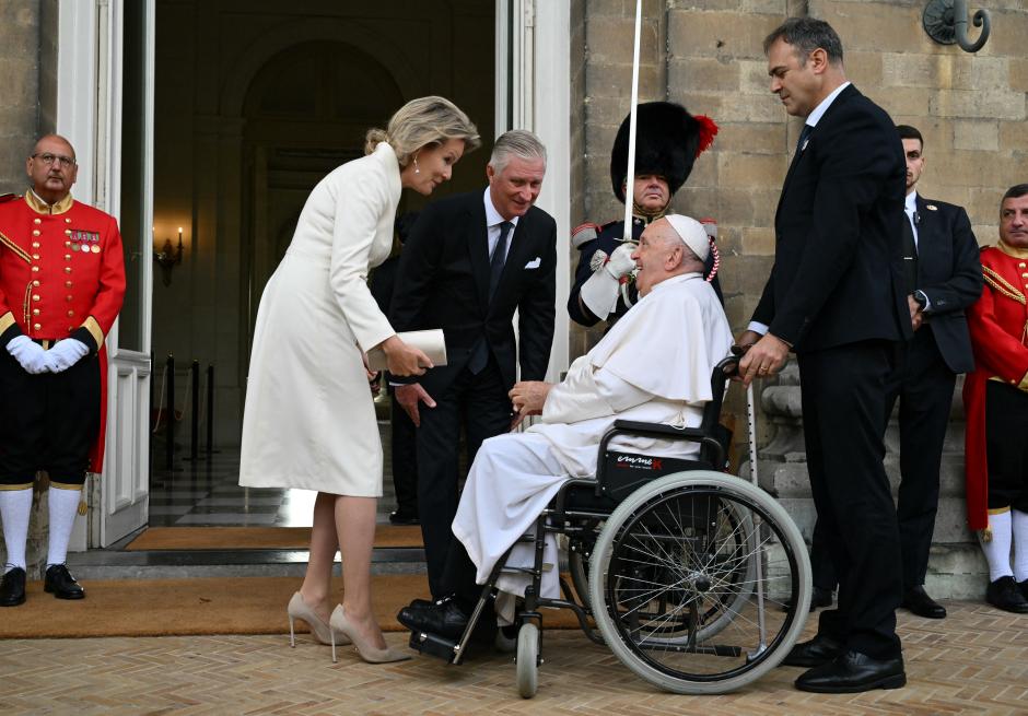 Pope Francis (R) is greeted by King Philippe of Belgium (C) and Queen Mathilde of Belgium (L) upon his arrival at the Castle of Laeken, near Brussels, on September 27, 2024, at the start of a visit to Belgium. The pope is on a four-day apostolic journey to Luxembourg and Belgium. (Photo by Alberto PIZZOLI / AFP)