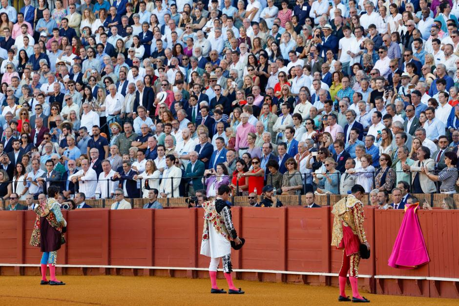 La Maestranza se llenó y guardó un sentido minuto de silencio por Paco Camino