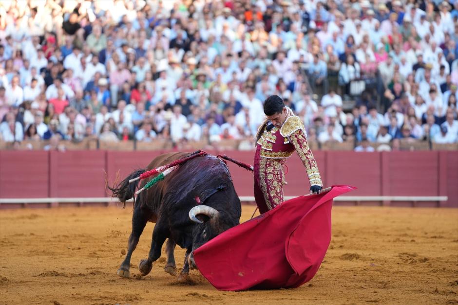 Alejandro Talavante, con el primero de su lote, al que cortó las dos orejas