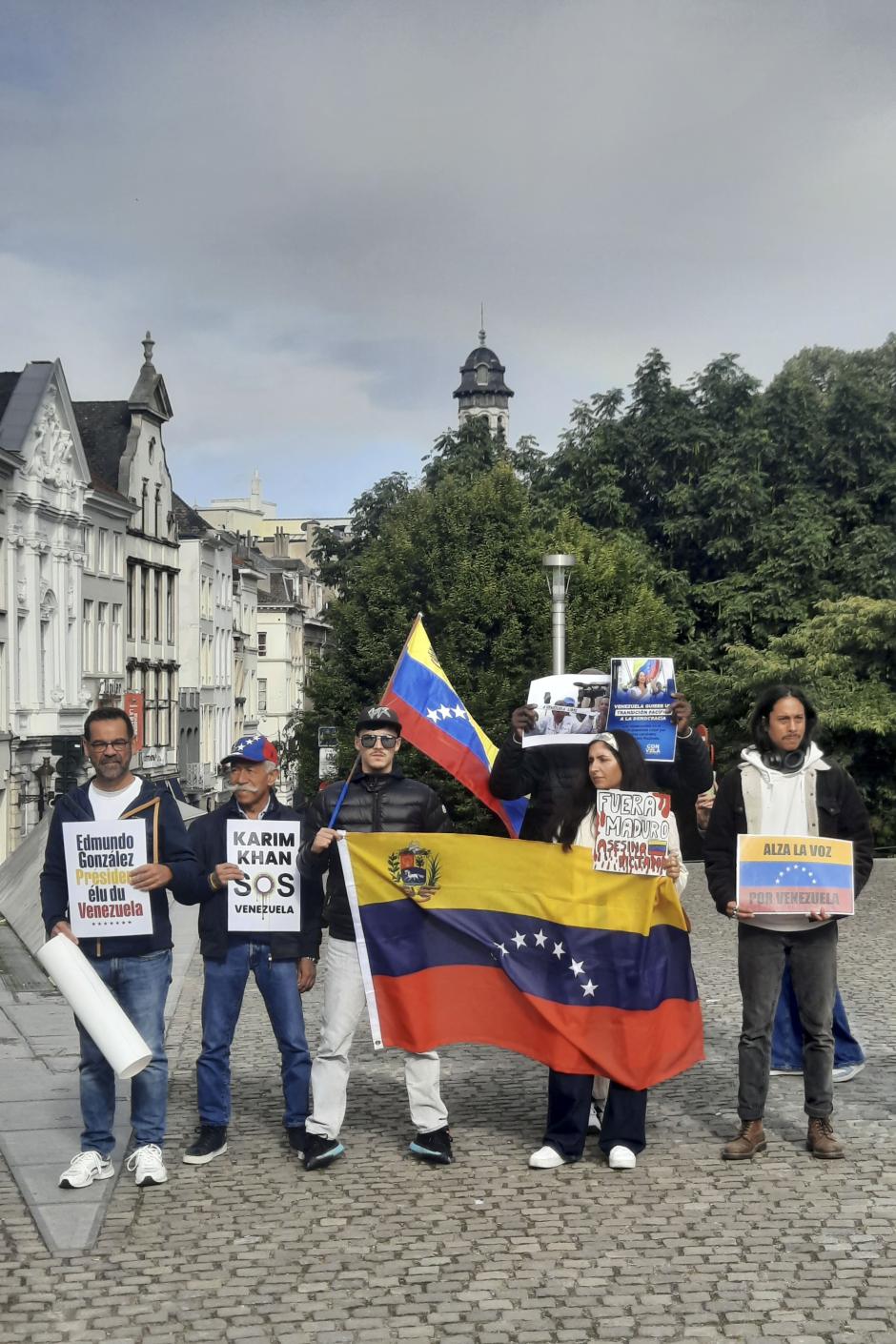 Medio centenar de personas se concentraron este sábado en Bruselas para pedir el reconocimiento del opositor Edmundo González Urrutia como vencedor de las elecciones en Venezuela, en las que el Gobierno sudamericano declaró el triunfo del actual presidente, Nicolás Maduro, y que la oposición considera un fraude