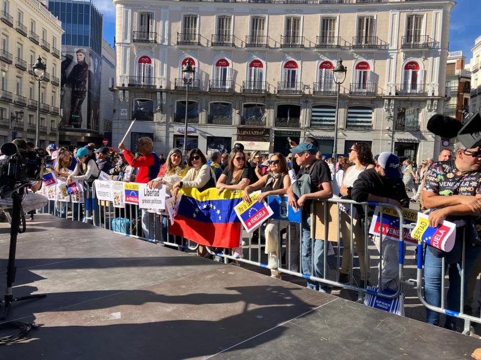 Manifestantes contra el chavismo se dan cita en la Puerta del Sol de Madrid