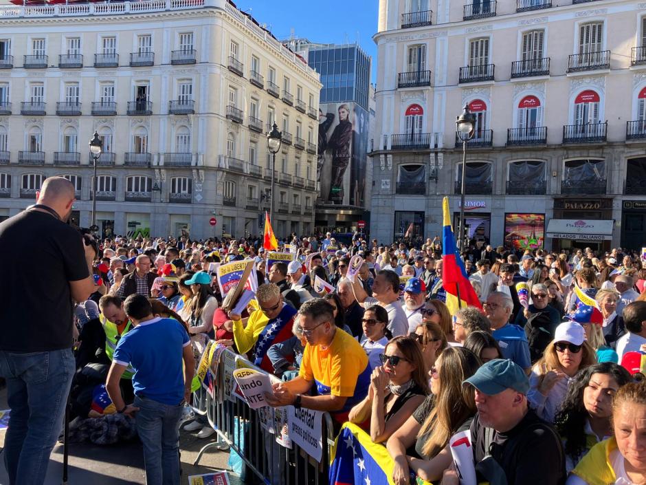 Vista de la Puerta del Sol, inundada de banderas españolas y venezolanas