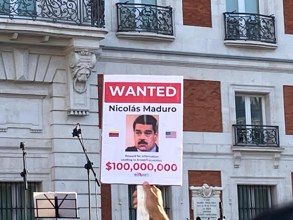 Cartel de "Se busca" con la imagen de maduro en la protesta de Sol