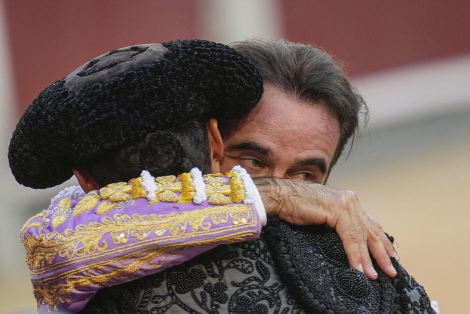 Enrique Ponce se abraza a uno de sus subalternos tras cortar las dos orejas del cuarto toro