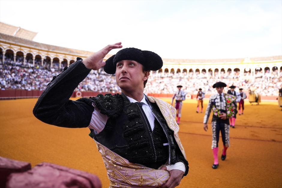 Roca Rey durante el paseíllo, con La Maestranza sumando el octavo lleno de la temporada