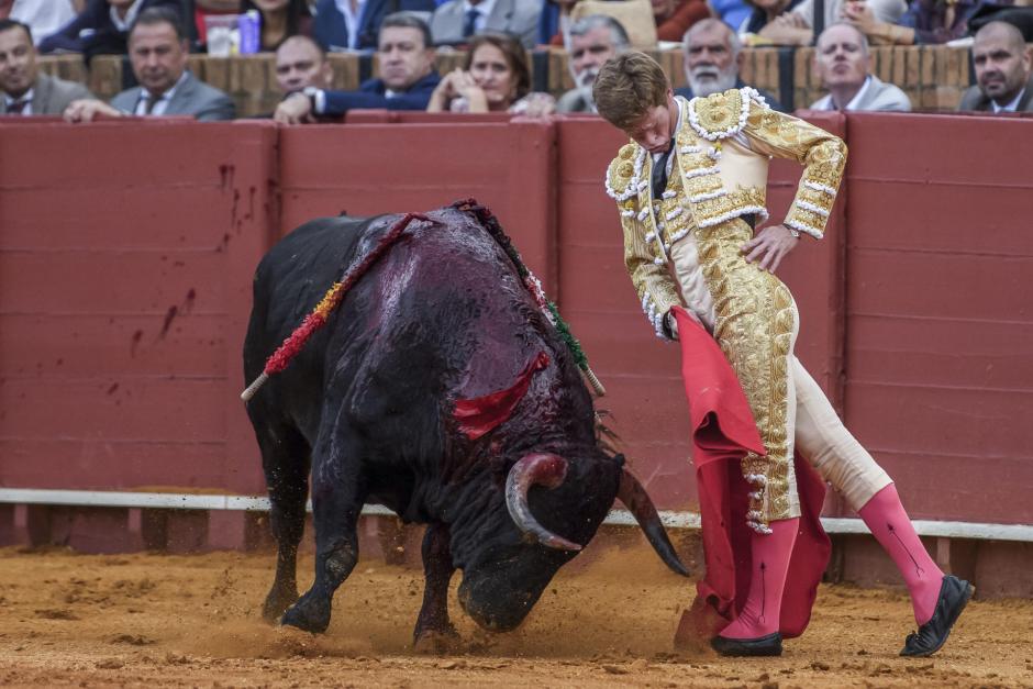 Borja Jiménez, con la muleta ante su primer toro