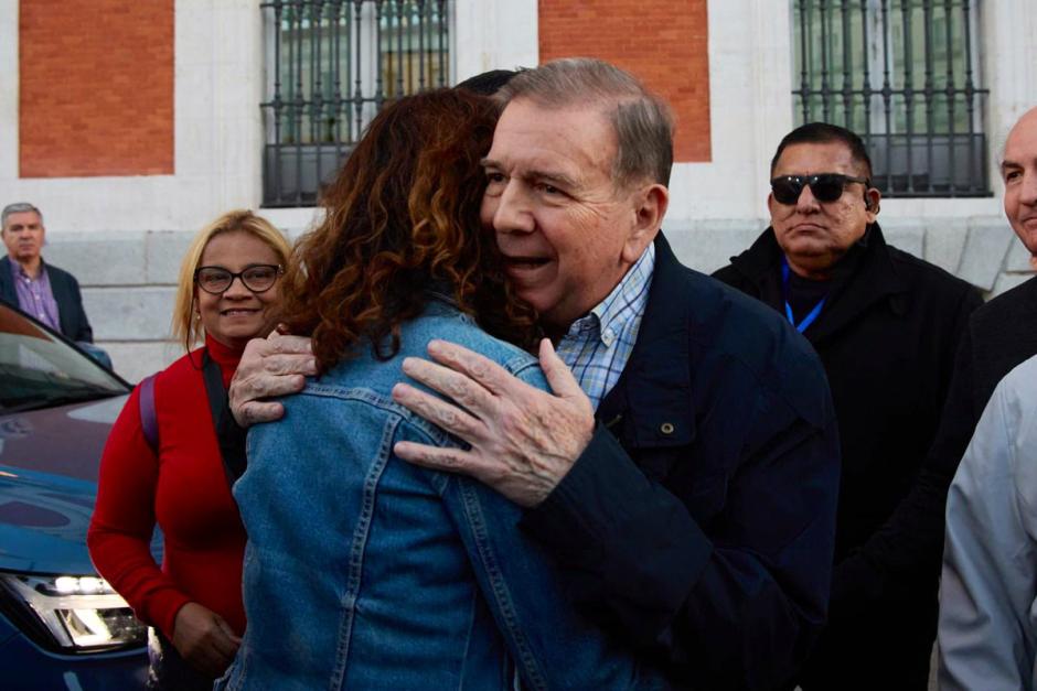 Ayuso abraza a Edmundo González en la Puerta del Sol