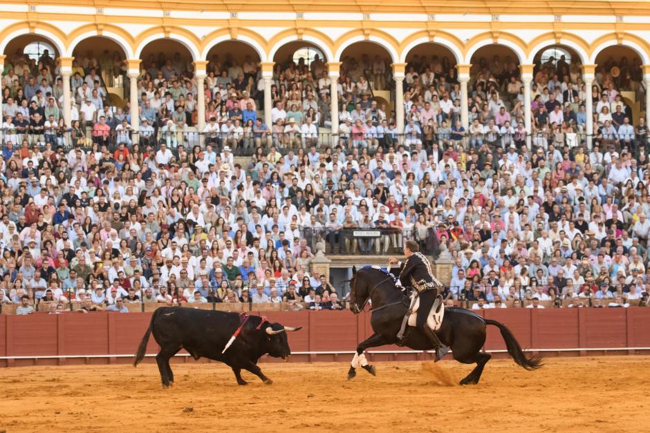 Hermoso de Mendoza, ahora con su segundo toro, en un nuevo lleno de La Maestranza