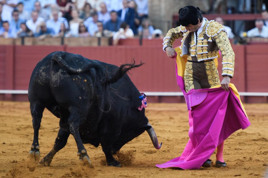 Juan Ortega, durante la lidia de su primero toro