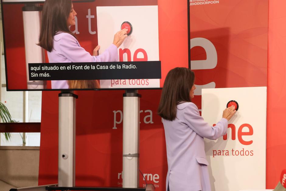 Doña Letizia aprieta el botón rojo que ha puesto en marcha el servicio para hacer accesible la radio a las personas sordas