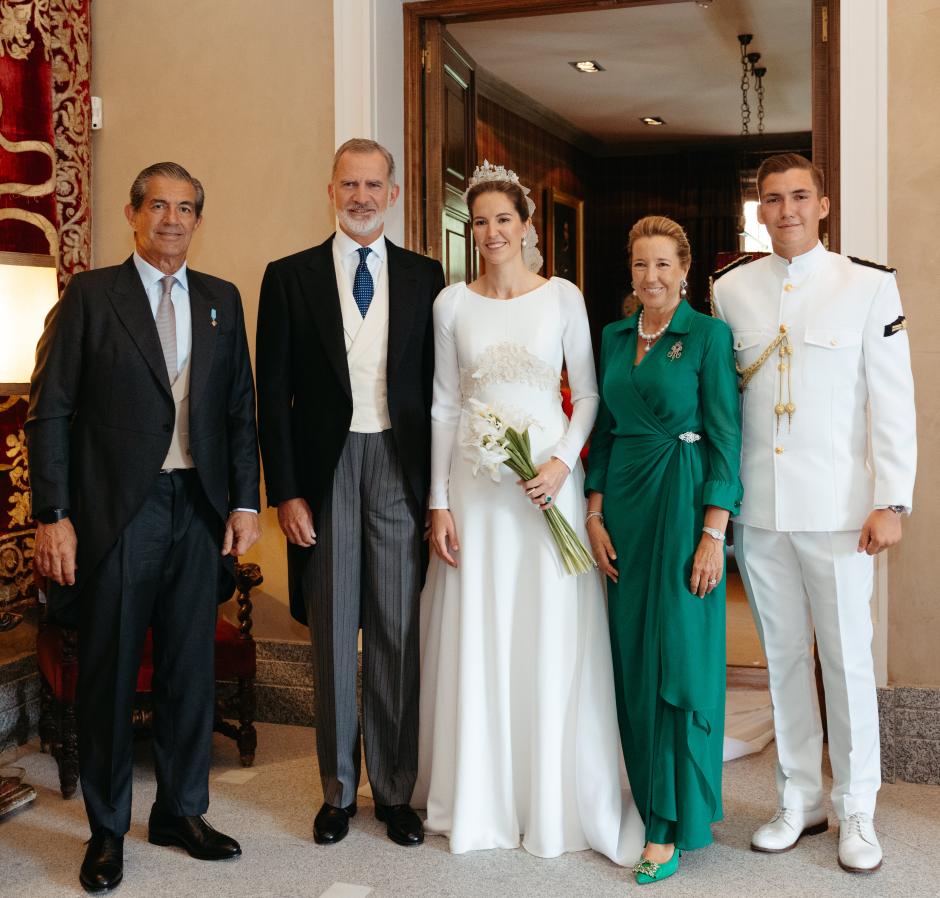 Victoria López Quesada and Enrique Moreno de la Cova on their wedding in Madrid. September 1st 2024
Spanish King Felipe VI, Cristina de Borbón Dos Sicilias and Pedro López Quesada and Pedro Lopez Quesada de Borbon in Madrid