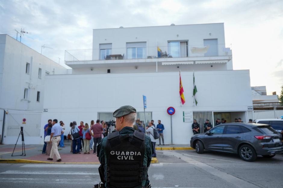 La entrada de los juzgados de Barbate, custodiada por la Guardia Civil tras la detención de Karim El Baqqali