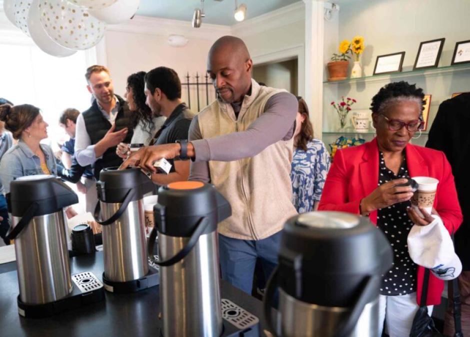 El café abre después de la misa de los viernes y los domingos