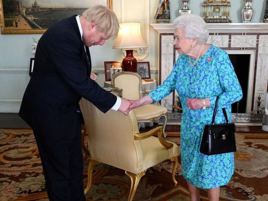 La Reina Isabel II y Boris Johnson