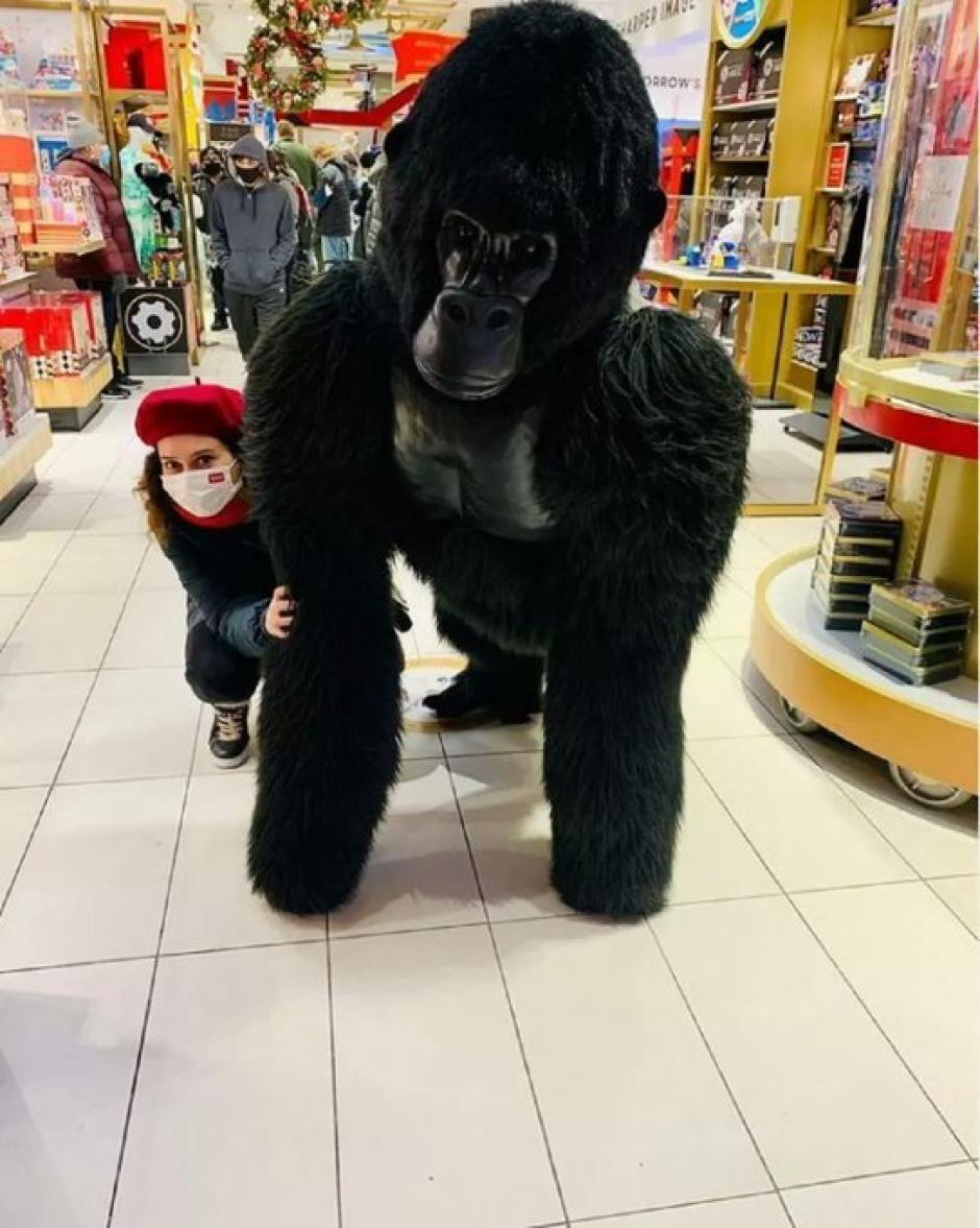 Ayuso detrás de un King Kong de peluche