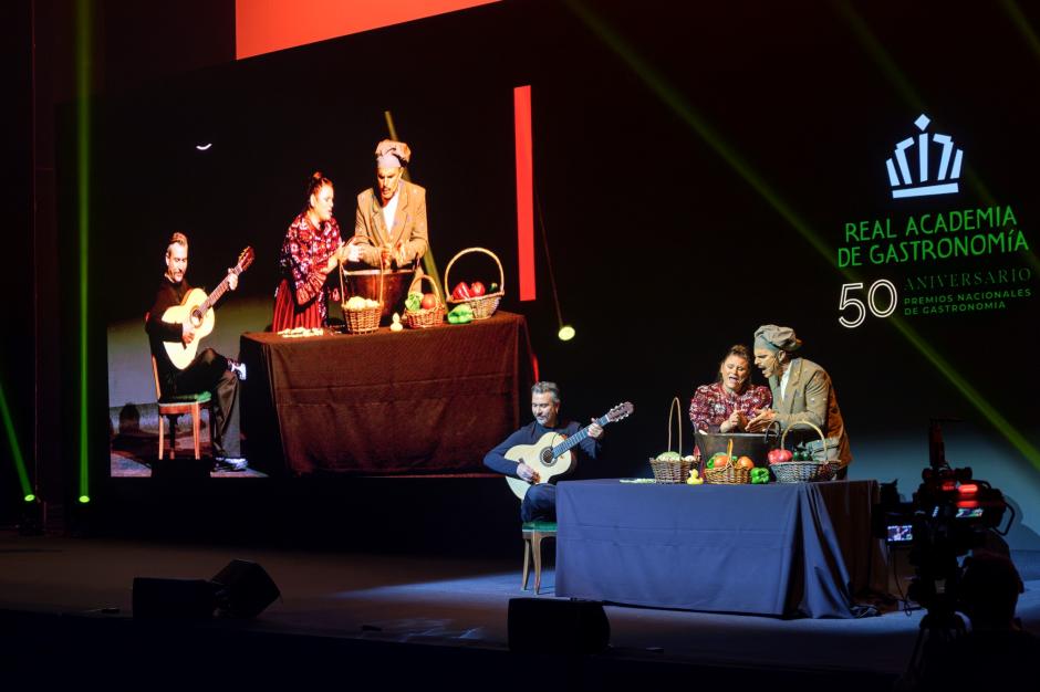 Rodrigo Cuevas y Mapi Quintana interpretando "Con las manos en la masa