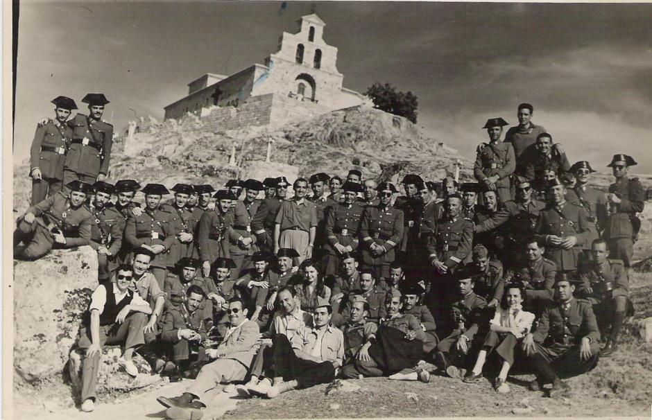 Imagen tomada durante el rodaje de 'El santuario no se rinde' con Alfredo Mayo, el resto del reparto y los extras, muchos de ellos verdaderos defensores del Santuario