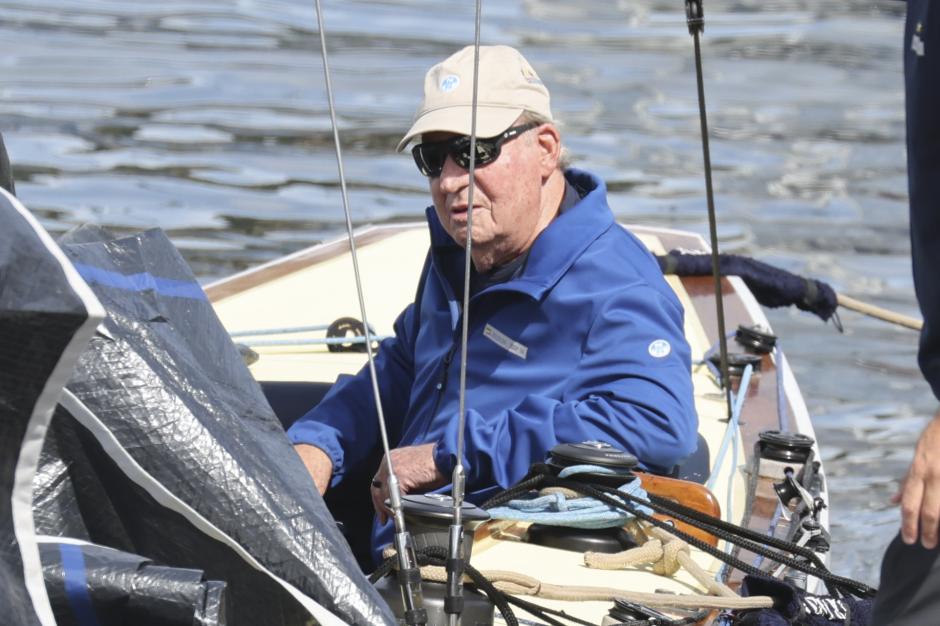 El Rey Juan Carlos, disfrutando del mar a bordo del Bribón