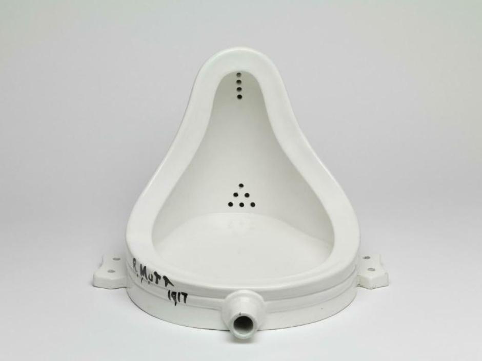 La Fuente es, tal vez, la obra más conocida de Marcel Duchamp y el ejemplo más citado de ready-made. Esta obra de arte consiste en un urinario puesto del revés y firmado con el nombre del empresario Richard Mutt como seudónimo. Nada más. Su naturaleza artística es la que le da el propio artista y el público al que va destinada. La respuesta de Duchamp frente a la agria polémica que causó su propuesta se limitó a subrayar que, en arte, las ideas tienen prioridad sobre la creación. La Fuente original de Duchamp se perdió. La que se expone hoy es una réplica elaborada por la Galería Schwarz de Milán en 1964 bajo supervisión del propio artista.