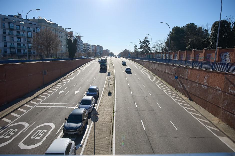 Varios coches en la A-5 a la altura de la Avenida de los Poblados