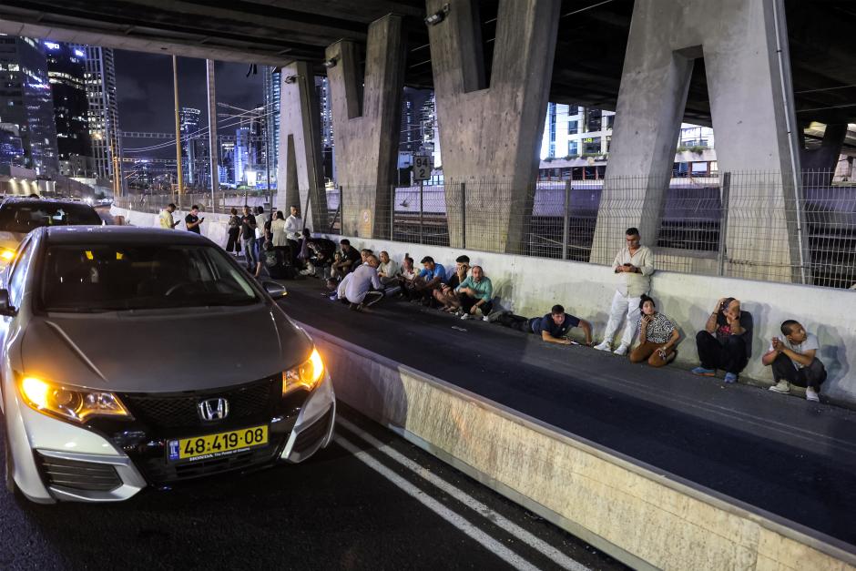 Ciudadanos israelíes se resguardan bajo un puente en Tel Aviv