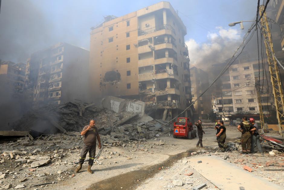 Bomberos trabajan en el sitio impactado en Beirut por los bombardeos de la aviación israelí