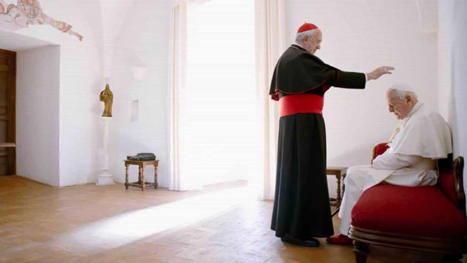 Escena de la película "Dos Papas" donde el Pontífice y el cardenal se encuentran en la sala de las lágrimas