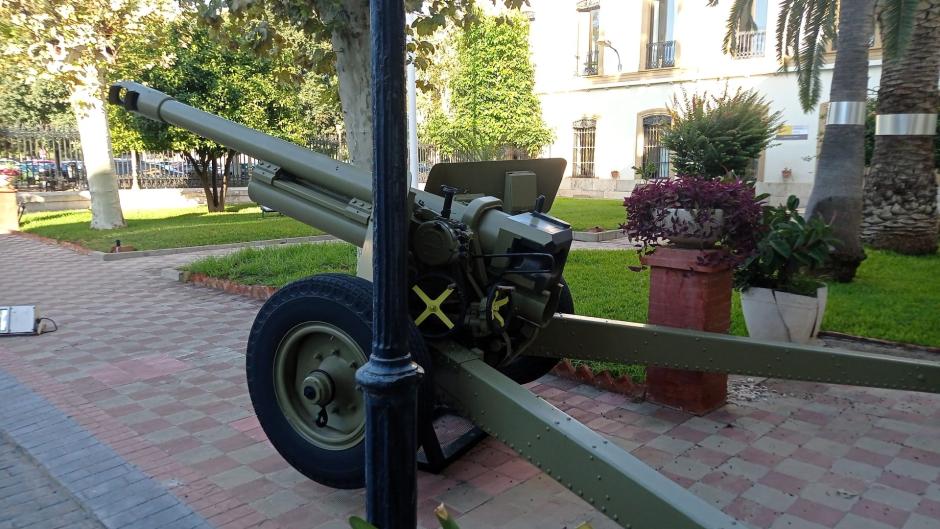 Artillería, en la entrada de la Delegación de Defensa de la Comunidad Valenciana