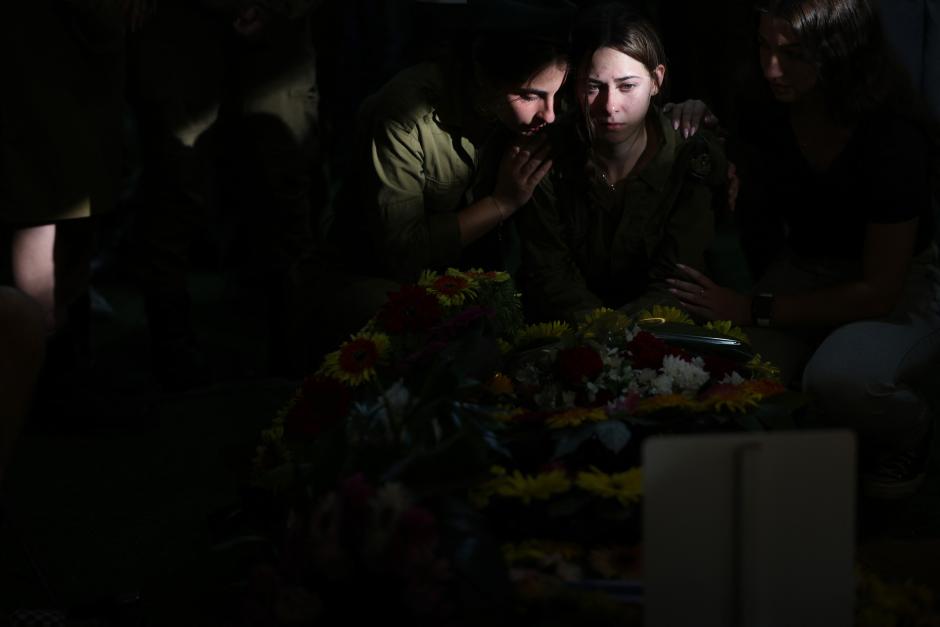 Familiares y amigos lloran junto a la tumba del soldado israelí Eitan Itzhak Oster muerto en combates en la zona fronteriza norte con el Líbano