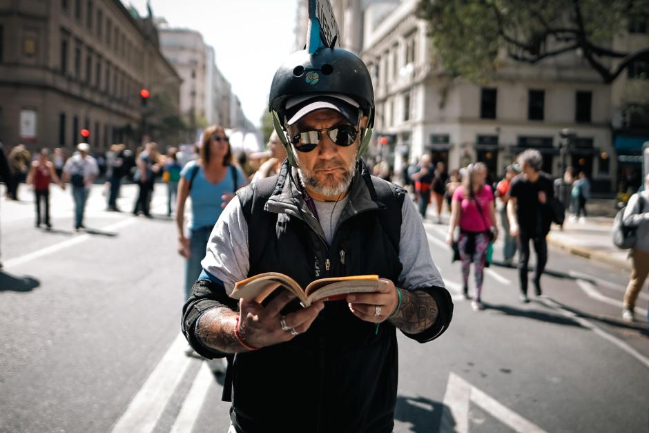 Un hombre participa en una marcha este miércoles, en Buenos Aires (Argentina)