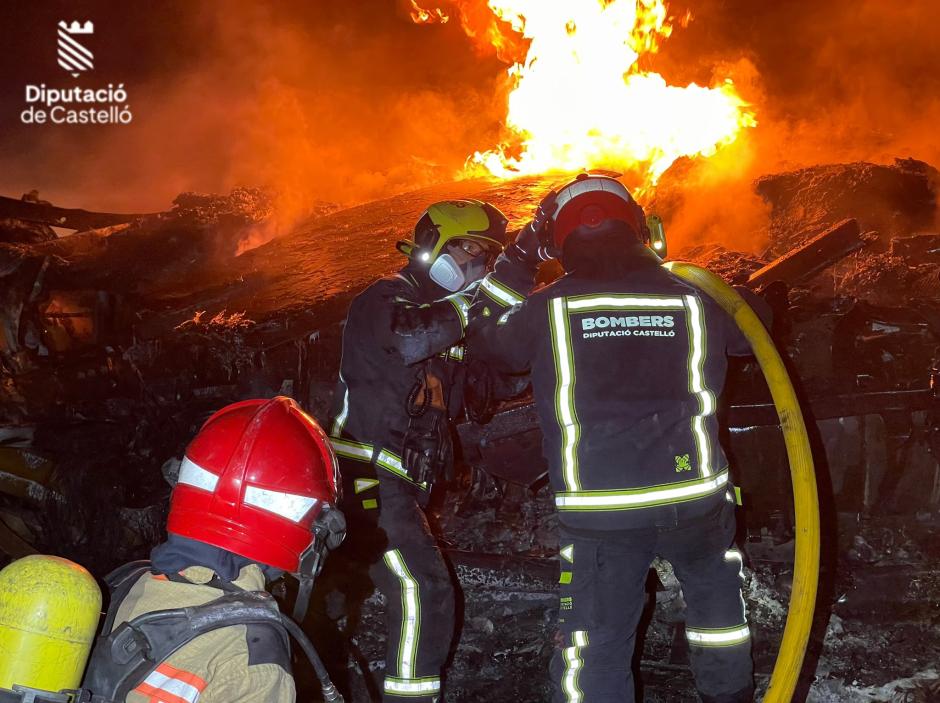 Dos camiones chocan en la AP-7 de Castellón y uno de ellos se incendia al completo