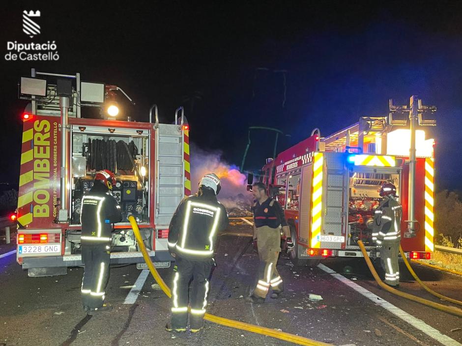 Dos camiones chocan en la AP-7 de Castellón y uno de ellos se incendia al completo