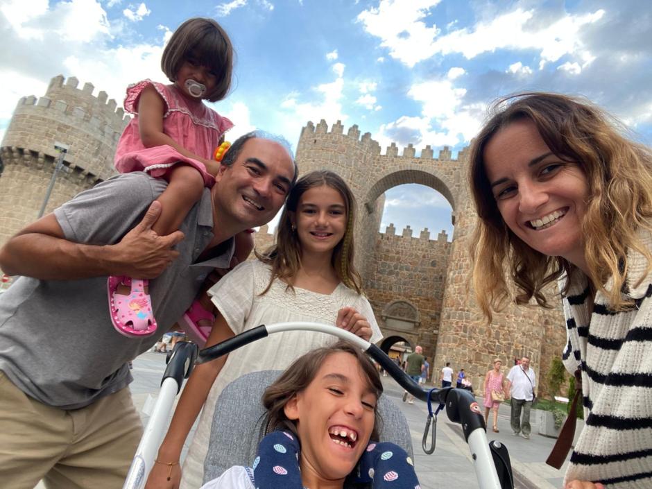 Irene y Paco, con sus hijas