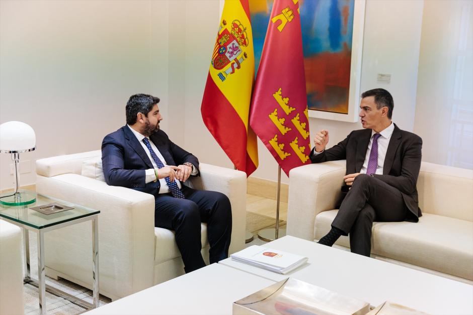 El presidente de la Región de Murcia, Fernando López Miras (i) y el presidente del Gobierno, Pedro Sánchez