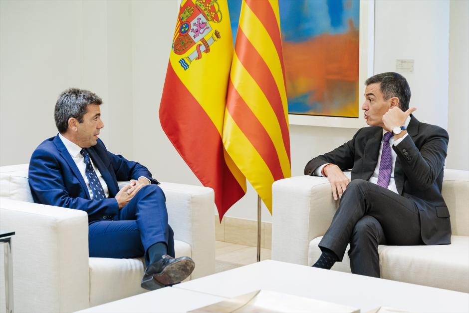 Carlos Mazón y Pedro Sánchez conversan en el Palacio de La Moncloa