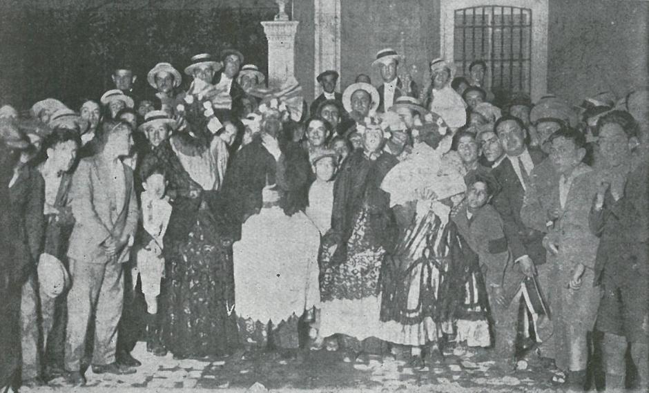 Verbena con disfraces en la avenida del Gran Capitán