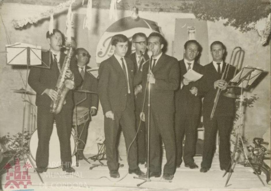 Grupo musical en la verbena de San Basilio en los años 60