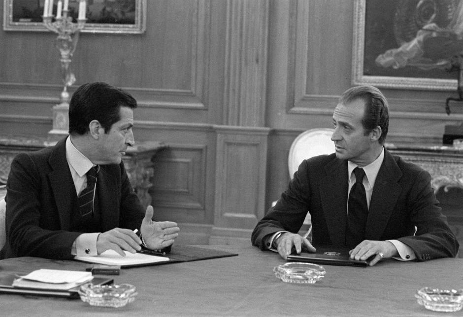 El Rey Don Juan Carlos con el presidente del Gobierno, Adolfo Suárez, al día siguiente del golpe de Estado del 23-F de 1981