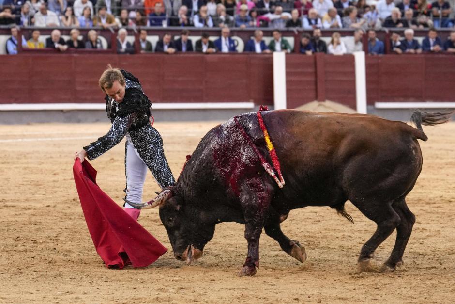 Román, de amatista y azabache, con la muleta ante su segundo toro