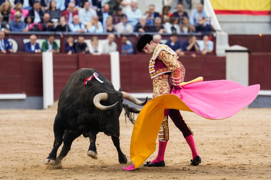 Tomás Rufo con el capote ante ese sexto toro que ha ofrecido algo más que sus hermanos