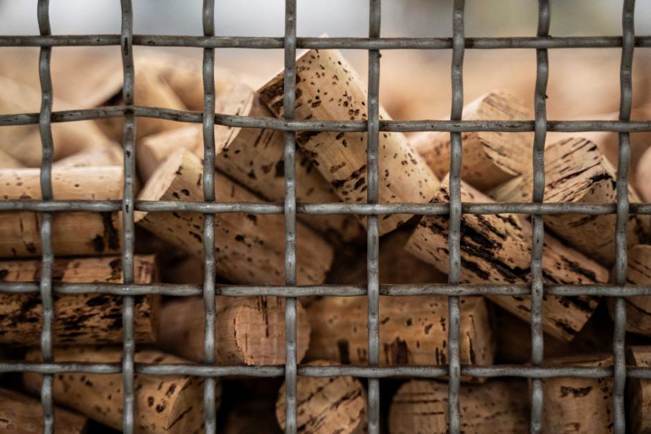 Los corchos se muestran en la fábrica de corcho de Amorim en Mozelos, cerca de Santa Maria da Feira