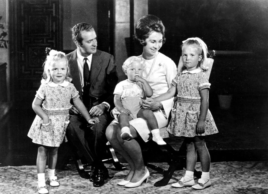 Prince Juan Carlos of Spain, seated left, with his wife, Sophia of Greece and Denmark, and their children, from left, Elena, Duchess of Lugo, Felipe VI of Spain, Infanta Cristina of Spain, ca. 1971 
Elena Duchess Of Lugo King Juan Carlos I King Felipe Vi Prince Juan Carlos of Spain Princess Sophia of Greece