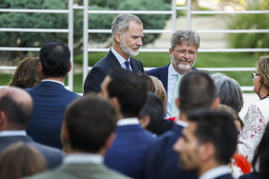 Felipe VI (c) participa en una reunión con representantes de la colectividad española a su llegada este sábado a Amán